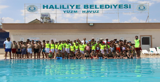 Başkan Demirkol, Yüzme Kursundaki Gençlerle Buluştu