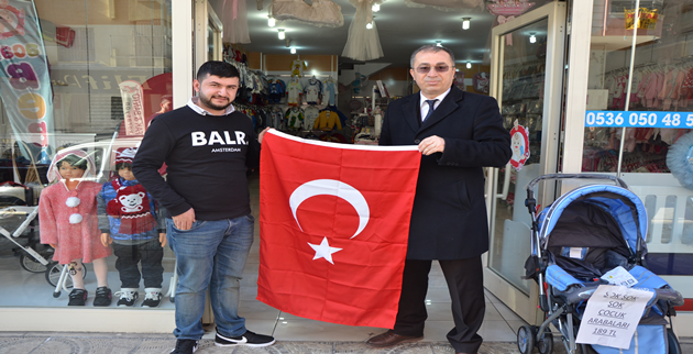 GAP İdaresi Başkanlığı Şanlıurfa'da Türk bayrağı dağıttı 