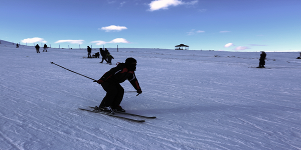 Karacadağ 700 metrelik pisti ile kayakçıların ilgisini çekiyor