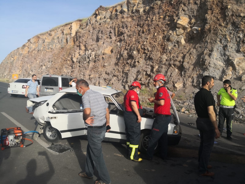 Karaköprü'de iki otomobil çarpıştı, 5 yaralı