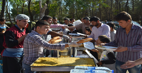 Kobani'li Misafirlere Sıcak Yemek