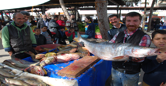 Pazarda balık satışına yoğun ilgi
