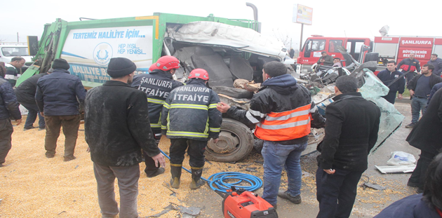 Şanlıurfa'da Belediye aracı TIR'a çarptı! İşçinin kolu koptu!