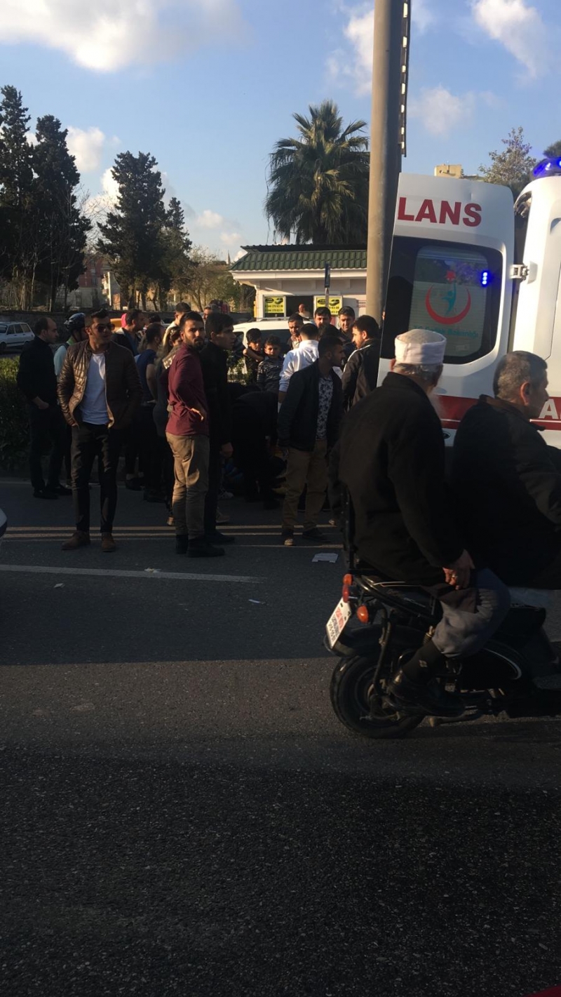 Şanlıurfa'da Karşıya Geçmek İsteyen Çocuklara Otomobil Çarptı!