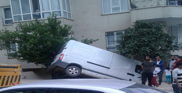 Şanlıurfa'da Minibüs Kaldırımı Aşıp Apartman Bahçesine Düştü