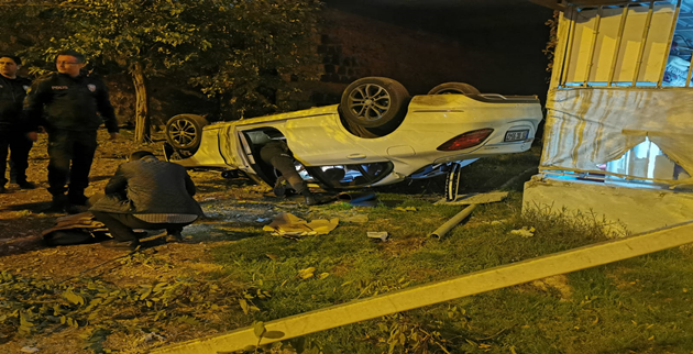 Şanlıurfa'da Otomobil Site Bahçesine Uçtu 5 Yaralı