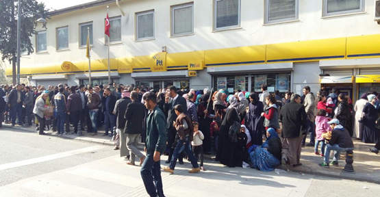 Şanlıurfa'da Suriyelilerin PTT  izdihamı