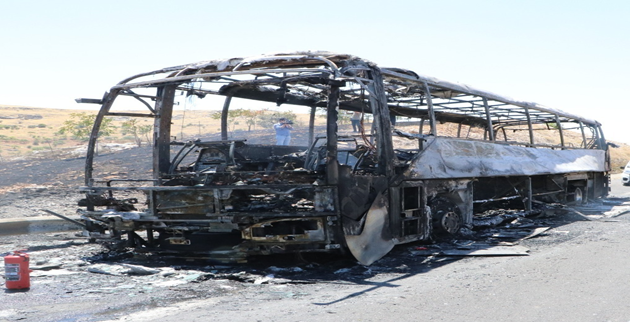 Şanlıurfa'da yolcu otobüsü yanarak kül oldu 