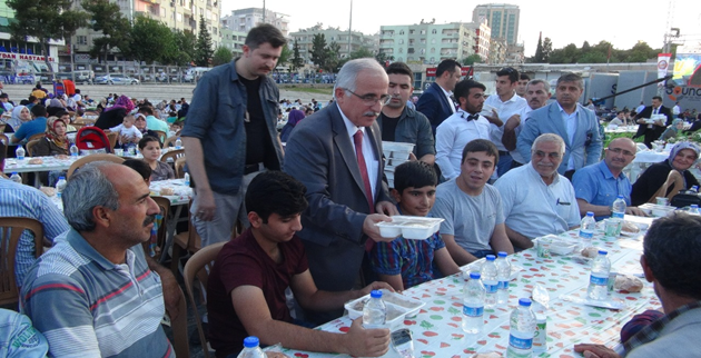 Şanlıurfalılar Rabia meydanında iftar açtı