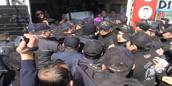 Urfa'da 8 Mart  kadınlar günü yürüyüşünde, 21 gözaltı