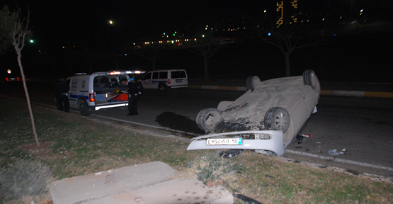 Urfa'da araç refüje çarparak takla attı
