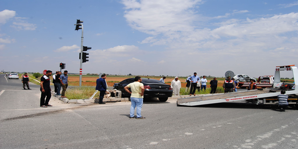 Urfa'da iki otomobil çarpıştı, 3 yaralı