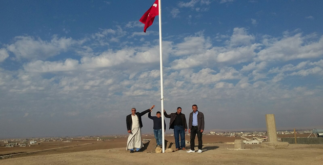 Urfa'da Köyün En Yüksek Tepesine Bayrak Diktiler