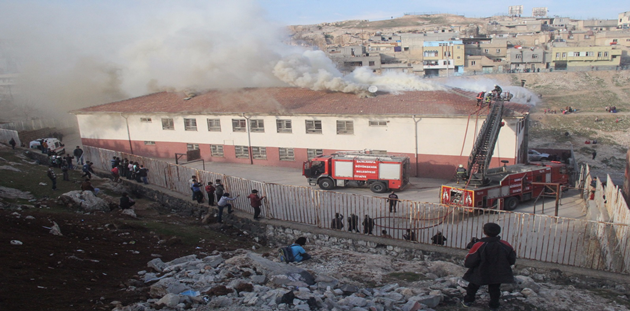 Urfa'da Okulda Çıkan Yangın Paniğe Neden Oldu