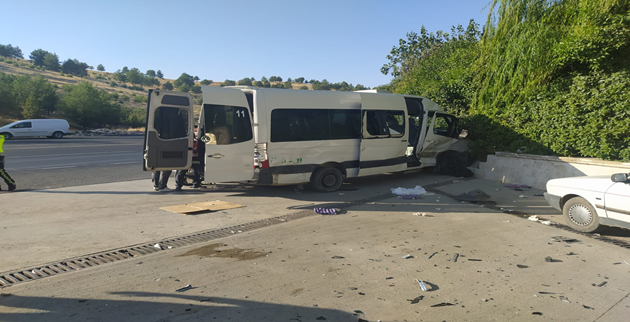 Urfa'da otomobil işçi servisine çarptı: 15 yaralı
