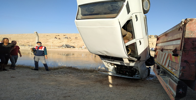 Urfa'da otomobil kanala devrildi, 2 ölü