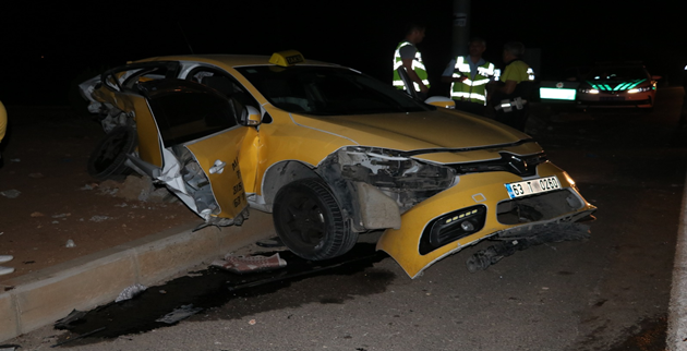 Urfa'da Ticari Taksi ile Otomobil Çarpıştı: 5 yaralı
