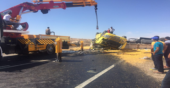 Urfa'da Tır yolcu minibüsü ile çarpıştı, 1 ölü, 14 yaralı