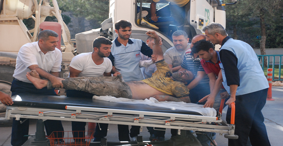 Urfa'da yaralı işçi beton mikseriyle hastaneye getirildi