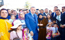 2 Hanımı ve 10 çocuğu ile birlikte Cumhurbaşkanını karşıladı