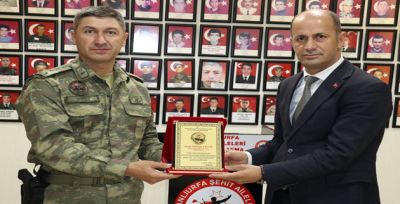 20. Zırhlı Tuğay'dan  Başkan Yavuz'a Plaket