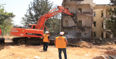 300 Konutlarda Yıkım Başladı