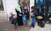 4 Çocuğunun geçimine mendil satarak karşılıyor