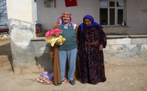 70 yaşındaki adam genç karısına çiçek takdim etti