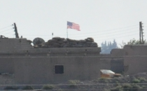 ABD Bayrağını Telabyad'a Dikti