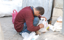 Ailesinin geçimini çöpten sağlıyor