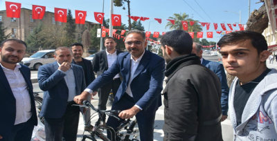 AK Başkan Adayı Kuş Asfalt Caddesini Gezdi