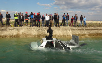 Akçakale yolunda araç kanala uçtu