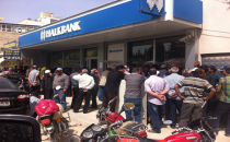 Akçakale'de Banka Önünde Yardım Kuyruğu