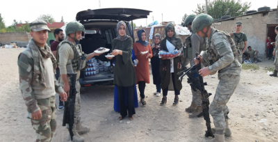 Akçakaleli Kadınlardan Askere Ev Yemeği İkramı