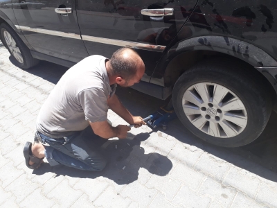 Araç motorunu sıkışan kedi kurtarıldı