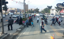 Araç sürücülerine trafik polisleri yardımcı oldu