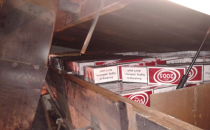 Arızalı kamyonda kaçak sigara ele geçirildi.