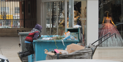 Arkadaşları Tatil Yaparken, Onlar Ekmek Derdinde