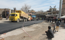 Asfalt çalışmasını vatandaşlar pür dikkatle izlediler