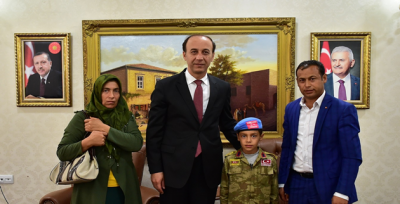 Askerdeki Gazinin Oğlu ve Ailesi Vali Erin'i Ziyaret Etti