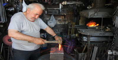 Ateş altında ekmek paralarını çıkarmaya çalışıyorlar