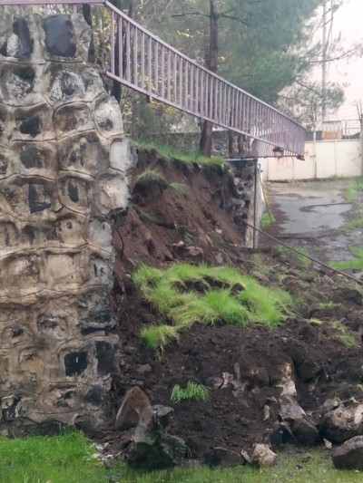 Bahçe duvarı yıkılınca okul tatil edildi