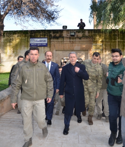 Bakan Akar Dergah'ta Cuma Namazını Kıldı