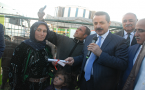 Bakan Çelik, Genç Çiftçilere hibe edilen hayvanların dağıtımına katıldı