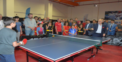 Bakan Fakıbaba, Tenis Oynadı