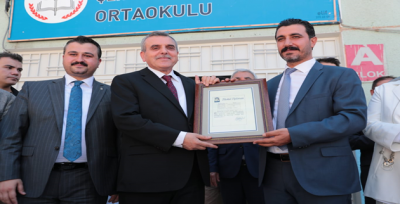 Başkan Beyazgül, Mezun Olduğu Okulda Öğrencilerin Sevincine Ortak Oldu