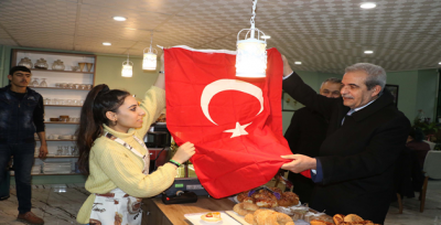 Başkan Demirkol Bayrak Dağıttı 