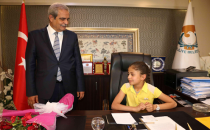 Başkan Demirkol, Koltuğunu Görme Engelli Valide'ye Teslim Etti