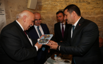 Ekinci, Eski Urfa Yeni Urfa' kitabını hediye etti.
