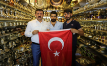 Başkan Ekinci, Esnafa Bayrak Ve Karanfil Dağıttı